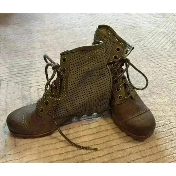 Sorel woman’s boots 8.5 - Picture 3 of 9